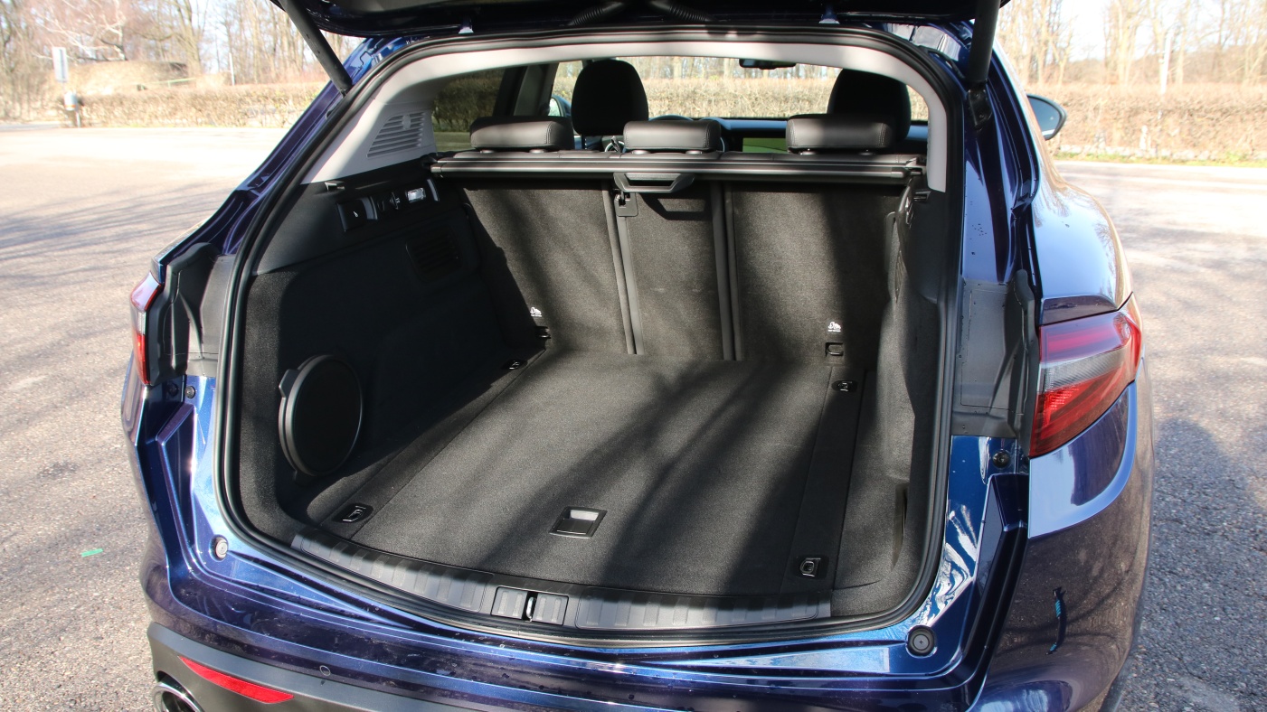 Slideshow Bild - Der Kofferraum ist für diese Klasse erstaunlich groß und schluckt 525 bzw. 1.600 Liter.